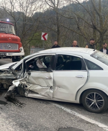 Sinop'ta iki otomobil çarpıştı, 7 kişi yaralandı