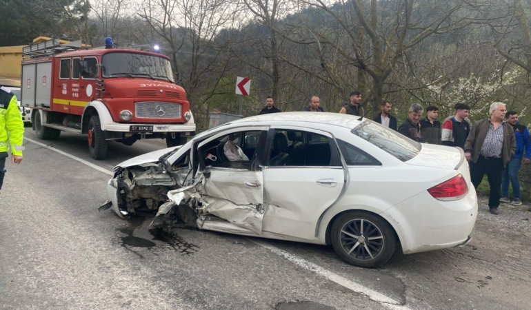 Sinop’ta iki otomobil çarpıştı, 7 kişi yaralandı