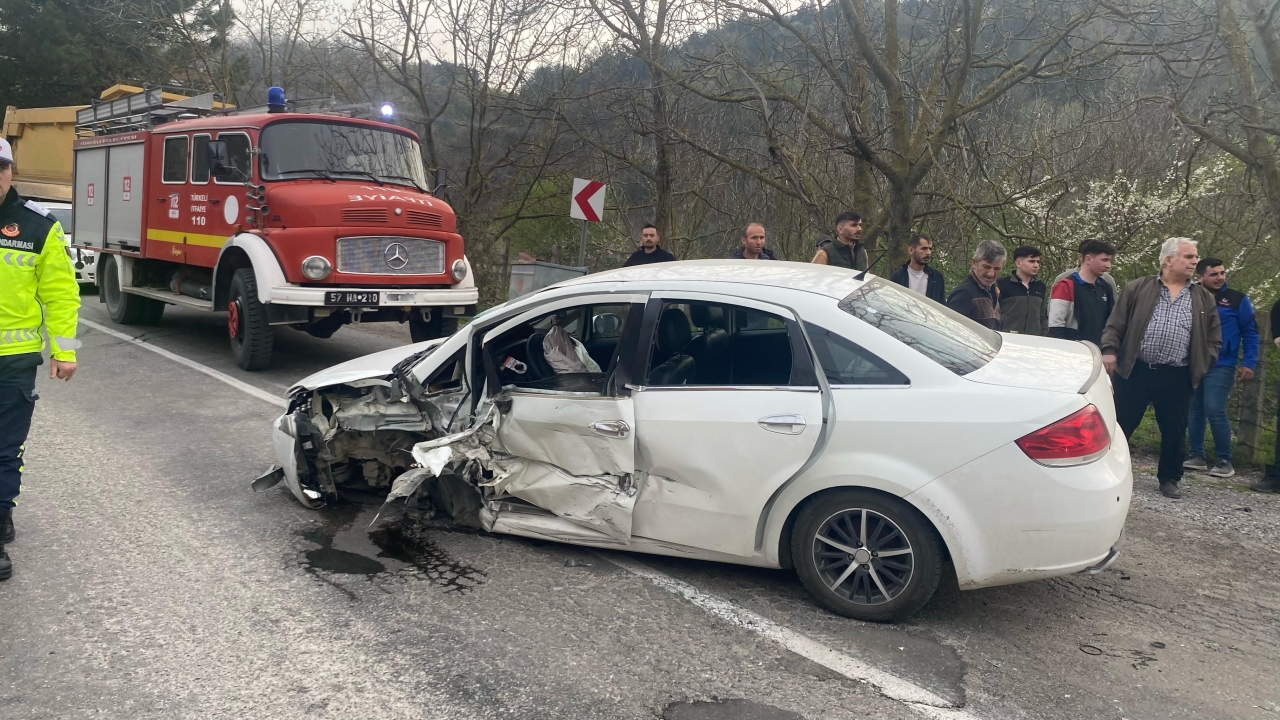 Sinop'ta iki otomobil çarpıştı, 7 kişi yaralandı