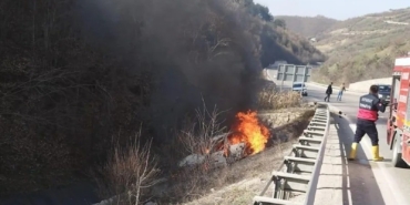 Sinop’ta kaza yapan araç alev aldı