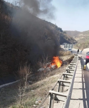 Sinop’ta kaza yapan araç alev aldı