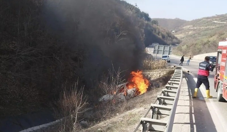 Sinop’ta kaza yapan araç alev aldı