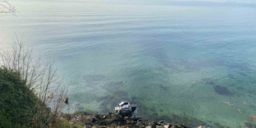 Sinop’ta otomobil denize uçtu, sürücü yara almadan kurtuldu