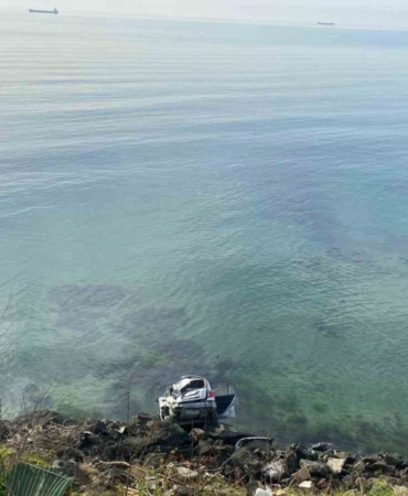 Sinop’ta otomobil denize uçtu, sürücü yara almadan kurtuldu