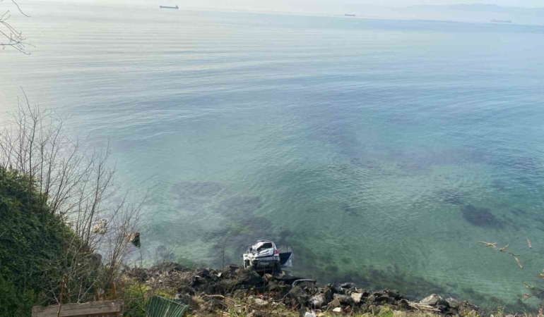 Sinop’ta otomobil denize uçtu, sürücü yara almadan kurtuldu