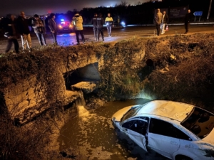 Sinop'ta otomobilin su kanalına devrildiği kazada 4 kişi yaralandı