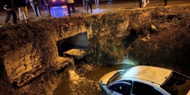 Sinop'ta otomobilin su kanalına devrildiği kazada 4 kişi yaralandı