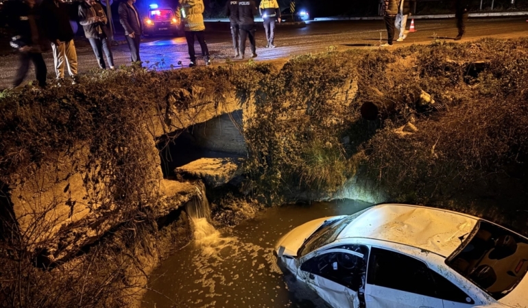 Sinop’ta otomobilin su kanalına devrildiği kazada 4 kişi yaralandı