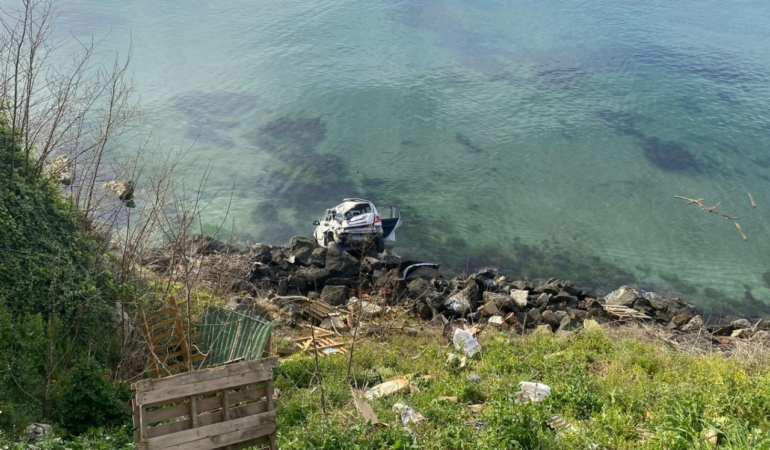 Sinop'ta otomobilin uçuruma devrildiği kazada sürücü yara almadı