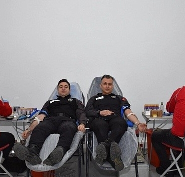 Sinop’ta polis memurlarından kan bağışı