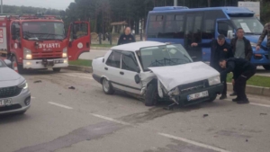 Seyir halindeki otomobil başka bir otomobile çarptı: 2 yaralı