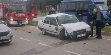 Seyir halindeki otomobil başka bir otomobile çarptı: 2 yaralı