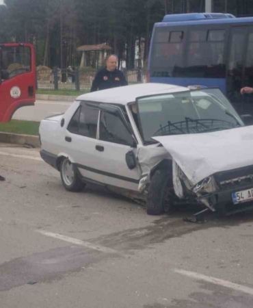 Seyir halindeki otomobil başka bir otomobile çarptı: 2 yaralı