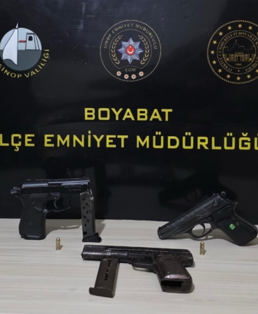 sinopta-uzerinde-ruhsatsiz-tabanca-tasiyan-3-supheli-gozaltina-alindi