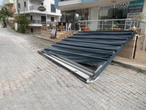 Tentenin altında kalmaktan saniyelerle kurtuldu