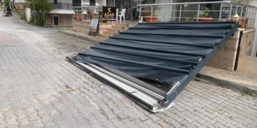 Tentenin altında kalmaktan saniyelerle kurtuldu