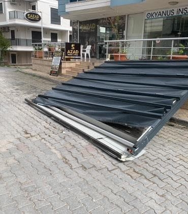 Tentenin altında kalmaktan saniyelerle kurtuldu