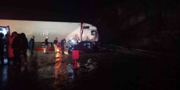 Tırın otomobil üzerine devrilmesi sonucu 1 kişi öldü