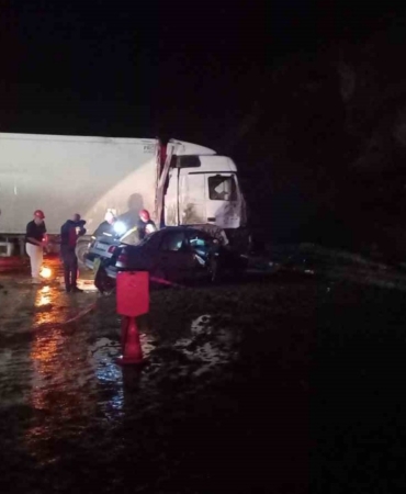 Tırın otomobil üzerine devrilmesi sonucu 1 kişi öldü