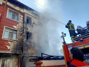 Tokat'ta otomobil yandı, alevler eve de sıçradı