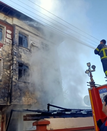 Tokat'ta otomobil yandı, alevler eve de sıçradı