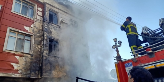 Tokat'ta otomobil yandı, alevler eve de sıçradı