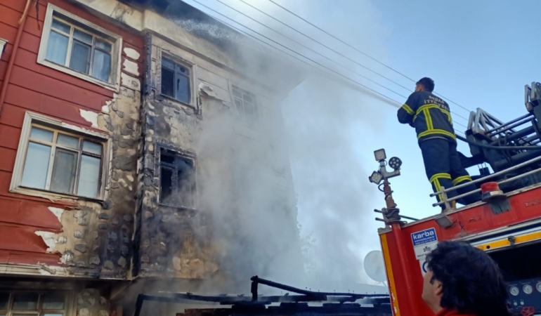 Tokat'ta otomobil yandı, alevler eve de sıçradı