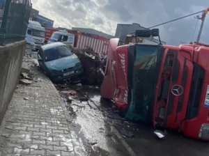 Virajı alamayan tır devrildi