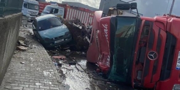 Virajı alamayan tır devrildi