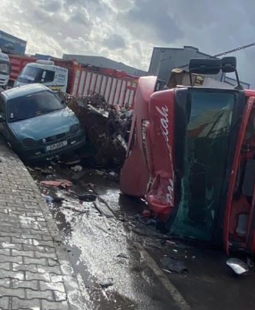 Virajı alamayan tır devrildi