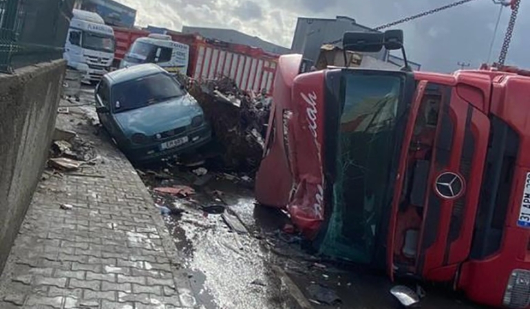 Virajı alamayan tır devrildi