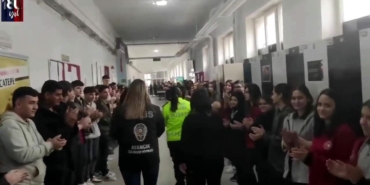 Sinop’ta öğrenciler polisleri alkışlarla karşıladı