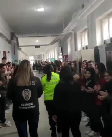 Sinop’ta öğrenciler polisleri alkışlarla karşıladı
