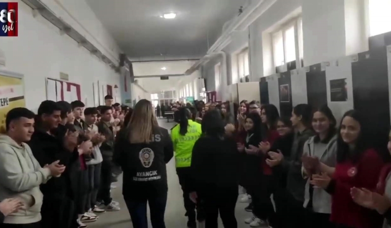 Sinop’ta öğrenciler polisleri alkışlarla karşıladı