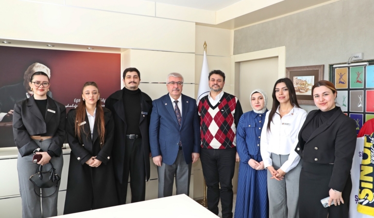 Tarih Topluluğu öğrencilerinden Rektör Taşdemir’e ziyaret