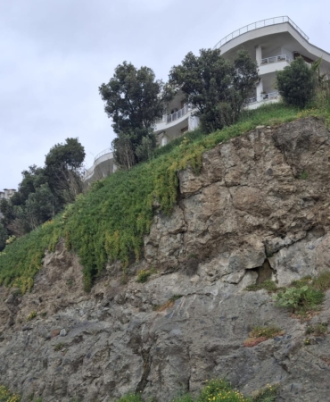 Sinop'ta çatlayan kayalar tehlike oluşturuyor