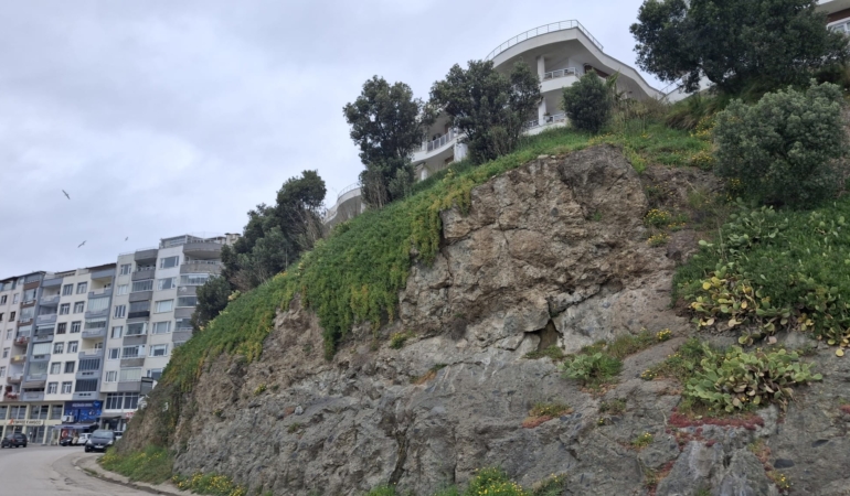 Sinop'ta çatlayan kayalar tehlike oluşturuyor