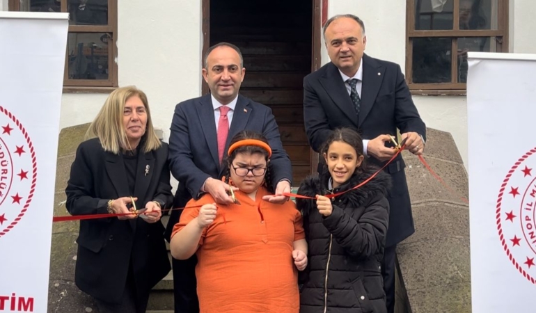 Sinop’ta otizm farkındalık sergisi açıldı