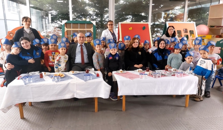 Sinop polisi anaokullu minikleri ziyaret etti