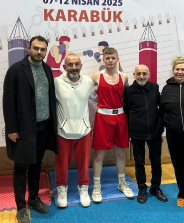 Sinoplu genç boksör Türkiye üçüncüsü