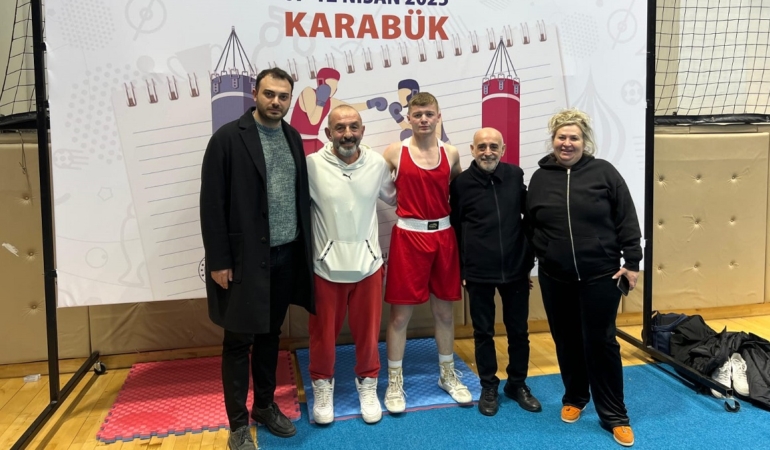 Sinoplu genç boksör Türkiye üçüncüsü