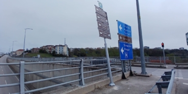 Sinop’ta gevşeyen yön tabelası tehlike oluşturuyor