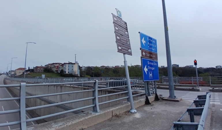 Sinop’ta gevşeyen yön tabelası tehlike oluşturuyor