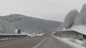 Sinop'a Nisan karı yağdı, yollar beyaza büründü