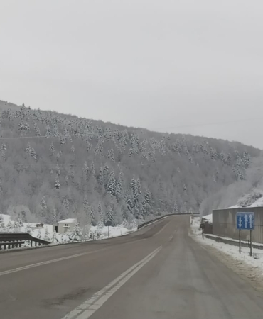 Sinop'a Nisan karı yağdı, yollar beyaza büründü