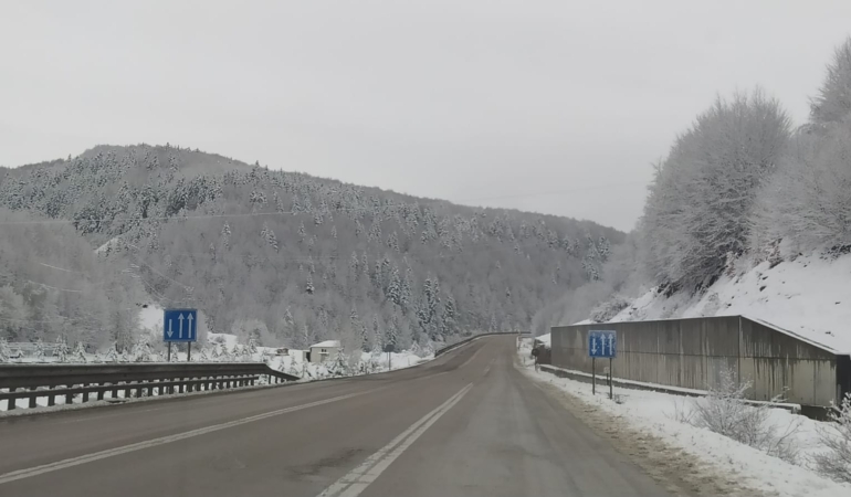 Sinop’a Nisan karı yağdı, yollar beyaza büründü