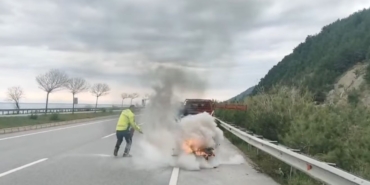 Sinop’ta kamyonetin kasasındaki koltuklar alev aldı