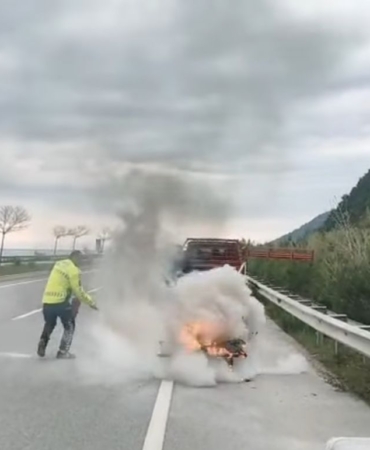 Sinop’ta kamyonetin kasasındaki koltuklar alev aldı