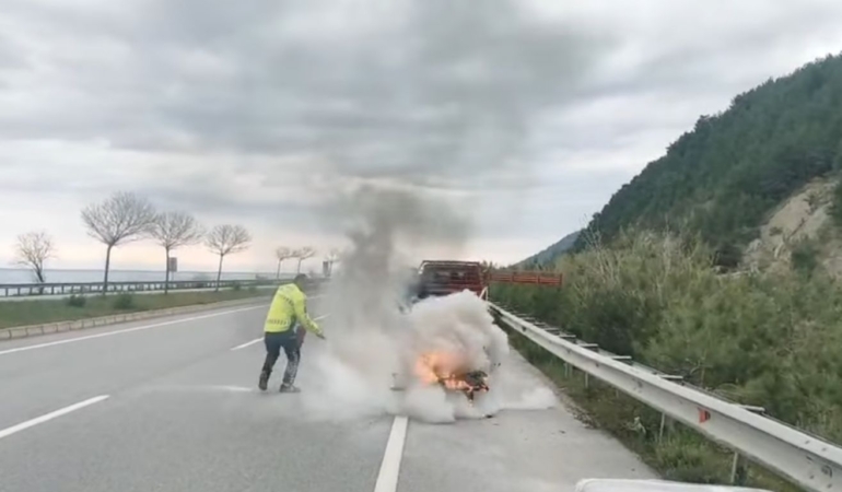 Sinop’ta kamyonetin kasasındaki koltuklar alev aldı