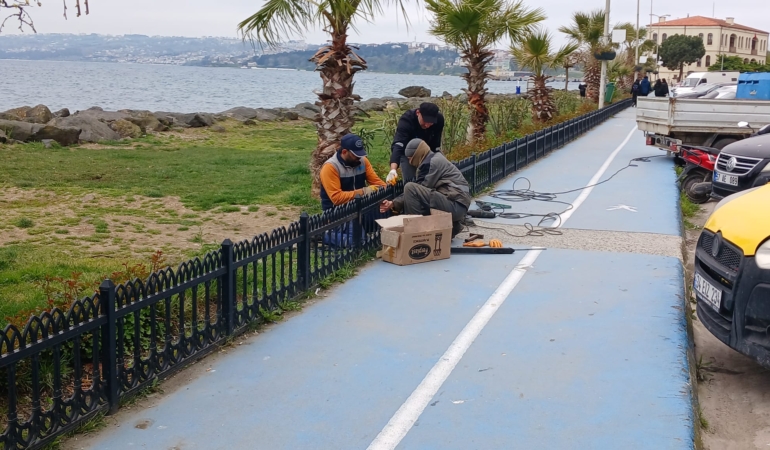 Sinop’ta yürüyüş yolundaki hasarlı çitler yenilendi